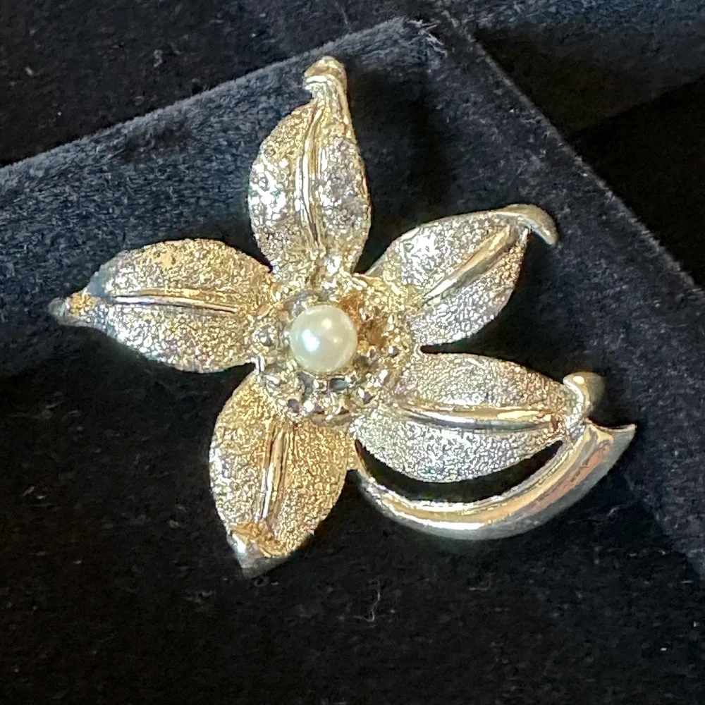 Vintage Faux Pearl Flower Brooch Textured Gold Tone Floral MCM 1950's 1960's - Picture 1 of 7